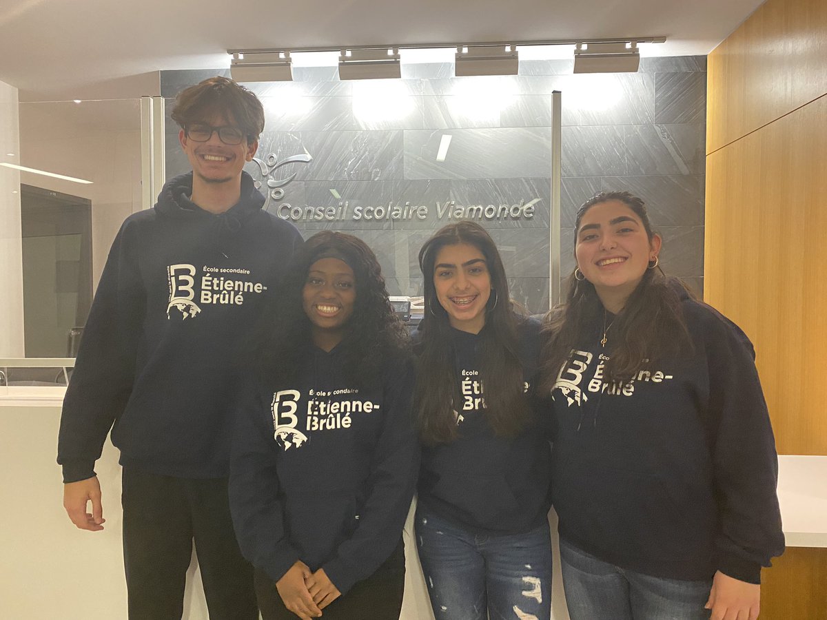 Nos élèves bénévoles sont au poste pour accueillir la communauté à une rencontre de consultation au siège social du conseil. Merci de si bien représenter EB!