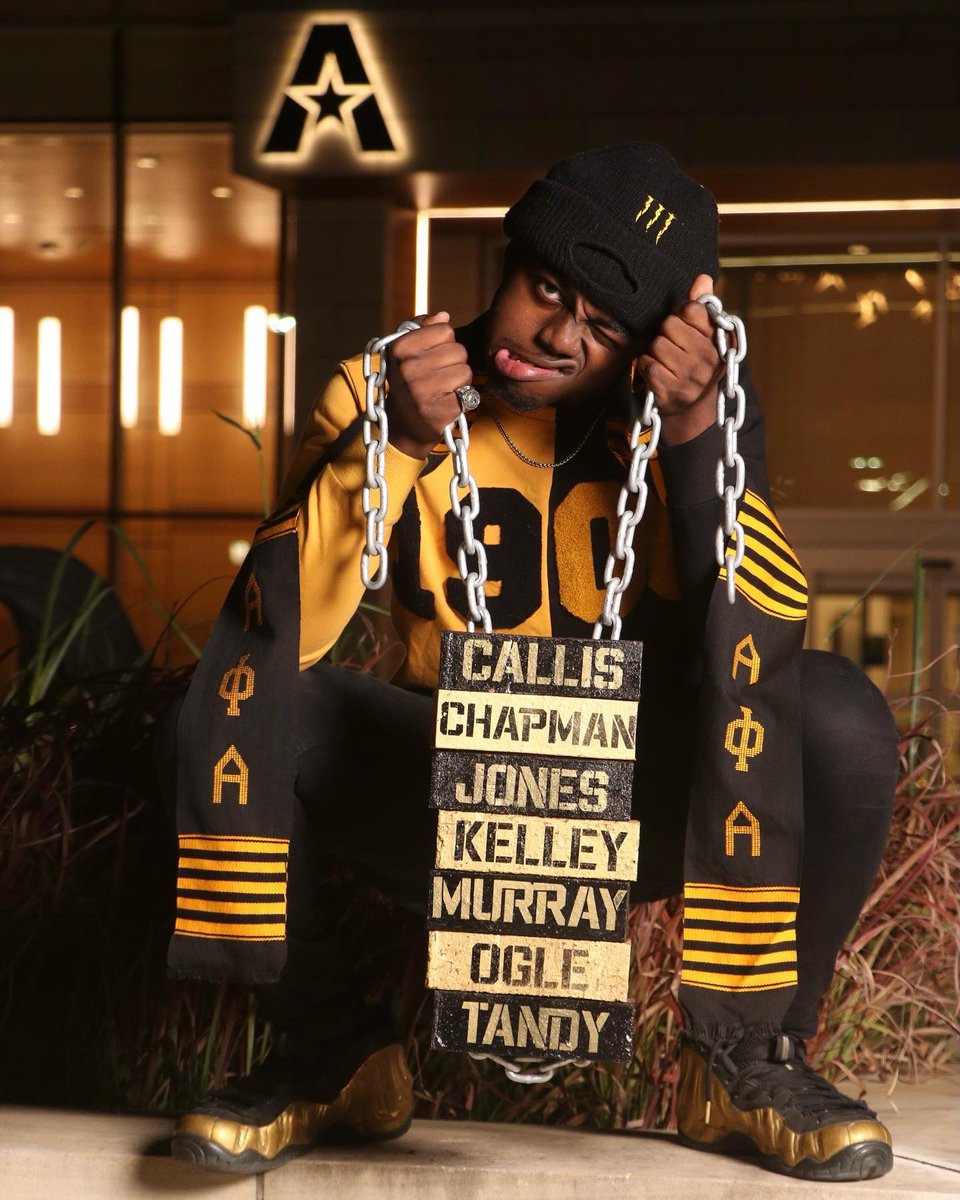 xavienjohns's tweet photo. Pops this one is for you 🕊

Aug. 2nd 2022 I held my mom as you went on to glory and 136 days later on Dec. 16th I’ll hold her after I walk the stage. This has been the most challenge semester of my life without you, but i’m thankful for the tenacity that you instilled in me. https://t.co/t66Qh3mtNE