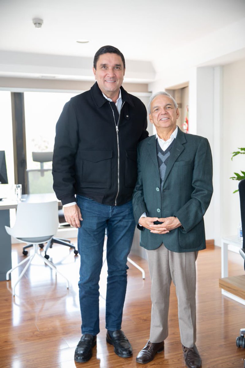 JCardenasRey's tweet photo. Junto al presidente de @Findeter, Ricardo Bonilla, revisamos la financiación de proyectos viales claves para la movilidad de Santander. Pedimos acelerar la contratación/ejecución de la doble calzada La Virgen-La Cemento y la conexión con Rionegro, que tanto necesita la comunidad. https://t.co/mbT5tbQxEW