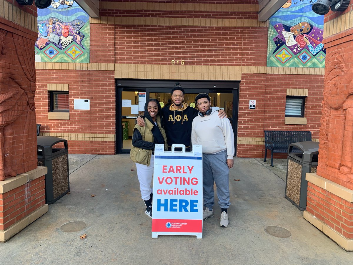 PrincipalDrH's tweet photo. Glad my young men could #earlyvote before heading back to college. Bring a child up in the way he should go...and they are off until Christmas 🎄Then vs. Now #alphaphialpha #AKA1908 #filmmediamajor #TylerPerry #futuresportsanalyst #foxsports #ESPN #CNN https://t.co/23UfmYDcIj