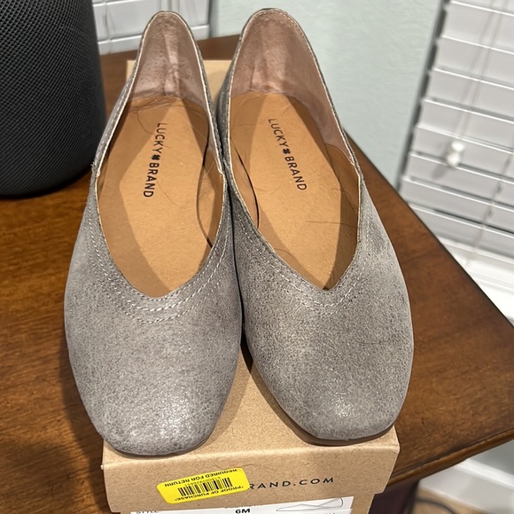 acreativemessny's tweet photo. So good I had to share! Check out all the items I'm loving on @Poshmarkapp from @DivineHighly #poshmark #fashion #style #shopmycloset #stuartweitzman #luckybrand #framedenim: https://t.co/U9pjKMd2kD https://t.co/e1hMnm93TO