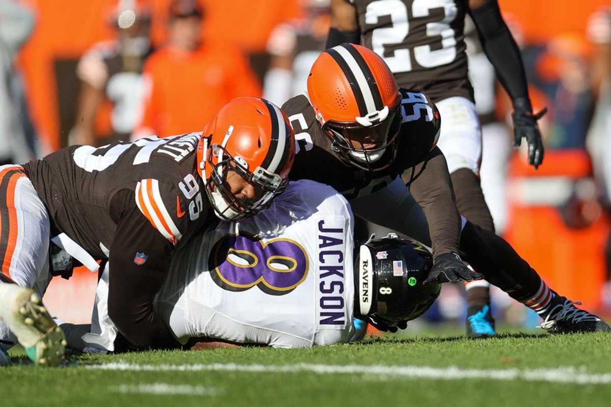 SICscore's tweet photo. #Ravens QB Lamar Jackson reportedly left practice early to get treatment on a quad injury

Here's the latest⏩https://t.co/IdeYuJglOJ

#NFL #FantasyFootball https://t.co/0WFrjglBIt