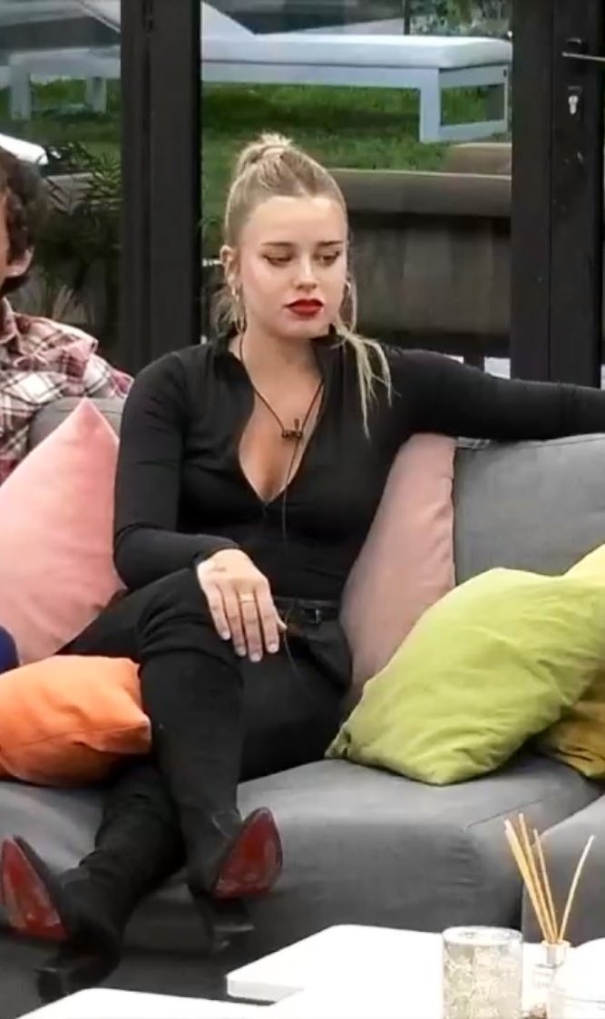 antho_romero1's tweet photo. Coty preparada para recibir su nominacion como la villana que es. 

#GH2022 https://t.co/kks5o2hDwU