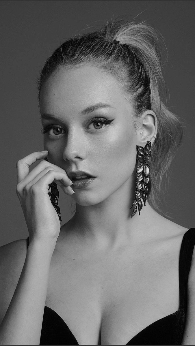 lestrangepic's tweet image. ㅤ
ㅤㅤ𝐽𝑢𝑙𝑖𝑒 𝐿𝑒𝑠𝑡𝑟𝑎𝑛𝑔𝑒 𝑃𝑖𝑐𝑘𝑒𝑟𝑖𝑛𝑔  ㅤ

ㅤㅤㅤㅤㅤㅤㅤㅤ⸻ ˖ About she. 

ㅤ    Más info MD.

¿↺ + ♡?

ㅤ