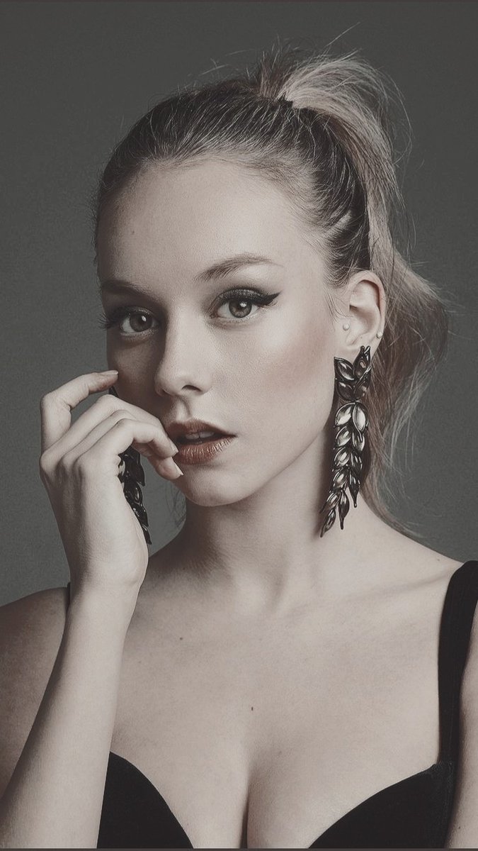 lestrangepic's tweet image. ㅤ
ㅤㅤ𝐽𝑢𝑙𝑖𝑒 𝐿𝑒𝑠𝑡𝑟𝑎𝑛𝑔𝑒 𝑃𝑖𝑐𝑘𝑒𝑟𝑖𝑛𝑔  ㅤ

ㅤㅤㅤㅤㅤㅤㅤㅤ⸻ ˖ About she. 

ㅤ    Más info MD.

¿↺ + ♡?

ㅤ