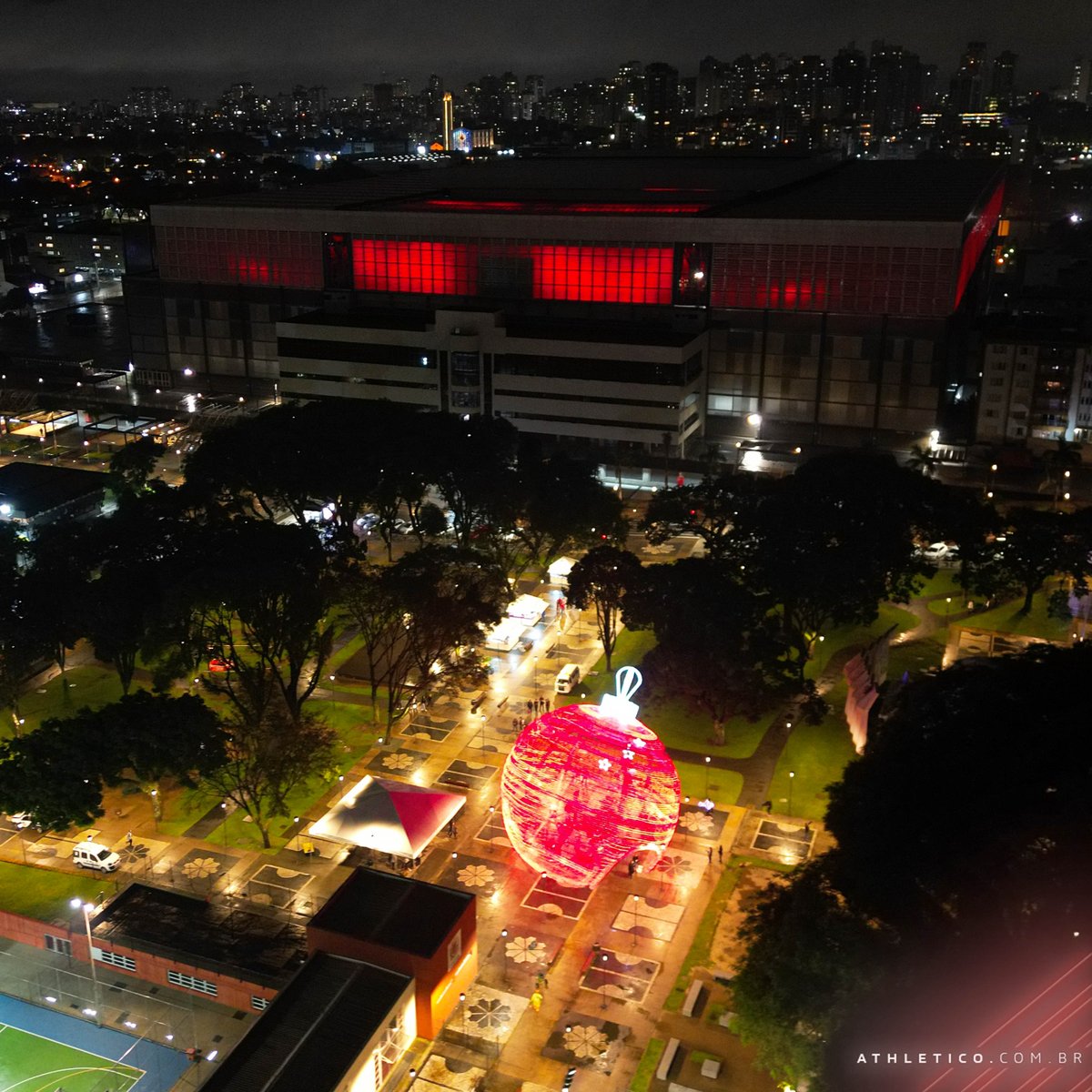 AthleticoPR's tweet photo. 🤩🔴⚫️ Começou o #Natal na @arena_athletico! 
🎄 Foi inaugurada nesta quarta a bola de Natal gigante na praça. 

Veja a programação de Natal: 
📲 https://t.co/I8elUtuOAY

📸 José Tramontin/athletico.com.br
#Athletico #Arena https://t.co/7P2lOi95ss