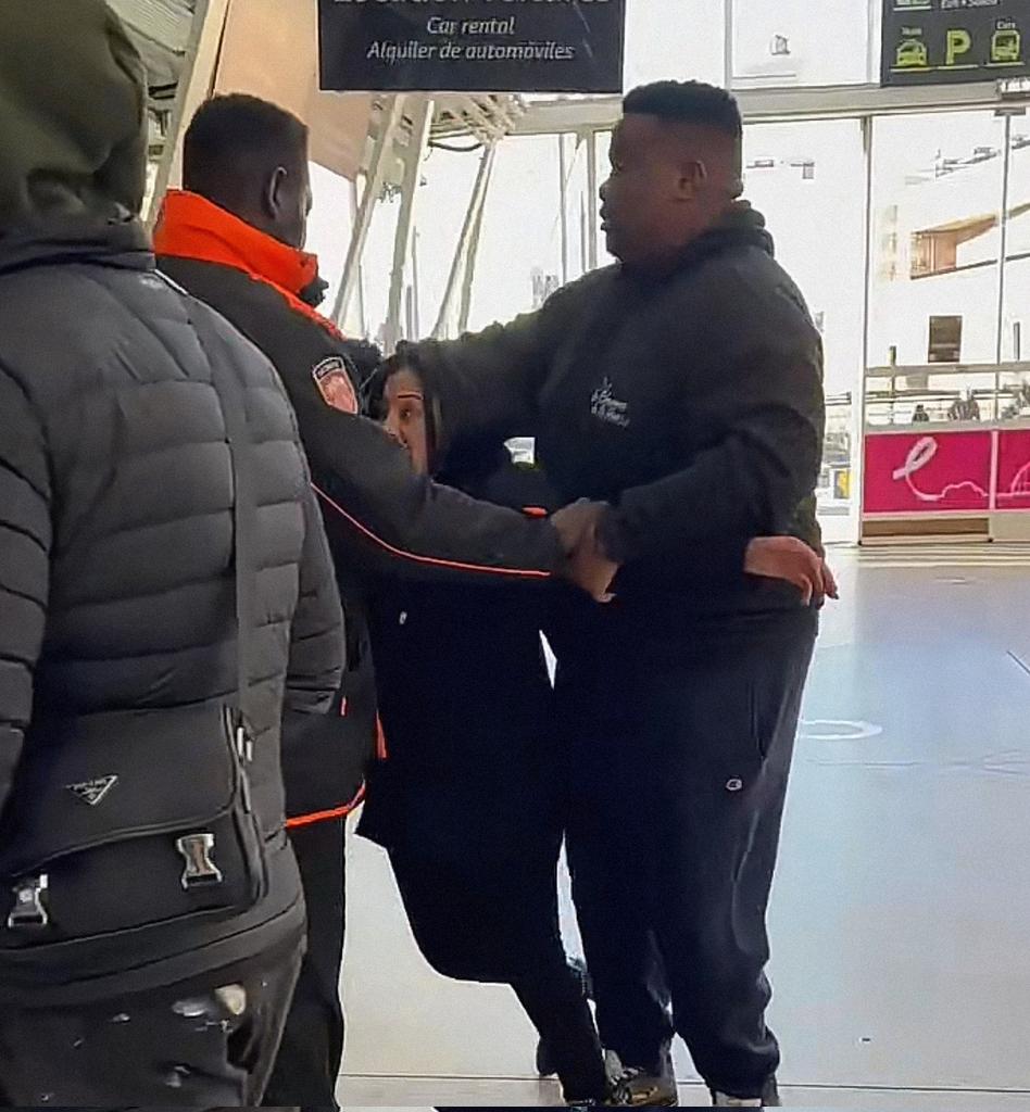 chunlipro's tweet photo. #dabza #influvoleurs #soutienBooba #poupetteKenza @sister2lastreet Alors Zoubida euh Dabza, ah oui non Mélia, Oula Amel, on fait la zouzou🤭😂😭. Pr ma part, ça aurait été 1plaisir 2te rencontrer, pr discuter 2tes PDP et commt tu arnaques ta communauT en étant+que malhonnête😉😇 https://t.co/zjeANUFmM2
