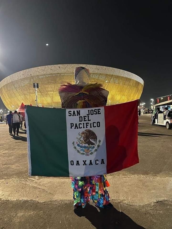 CentralQNoticia's tweet photo. ⚽🇲🇽 Circula en redes sociales la foto de un oaxaqueño vestido de #tiliche que muestra orgulloso una bandera mexicana. El joven posa afuera del estadio Lusail, en Doha, en el Mundial de #Qatar202, tras el encuentro entre las selecciones de México vs Arabia Saudita. https://t.co/2adLJgRhM2