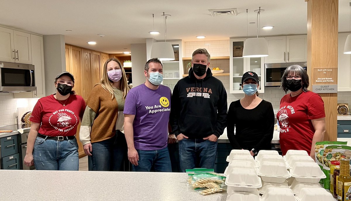 morrischris's tweet photo. Had a great night making dinner for families at @rmhcmadison! #volunteer #CUDE #CUDifference https://t.co/XWSbZMUUZC