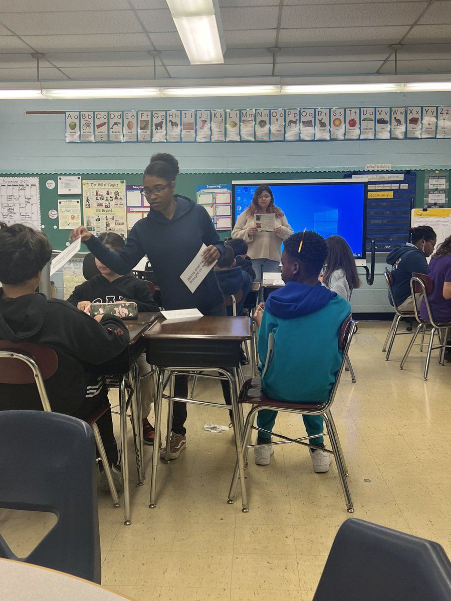 CrossHill_YPS's tweet photo. The Junior Achievement Program from Roosevelt High School Early College Studies came to CHA to work with our 3rd-5th grade students ! We had a great day learning ! #earlystudies https://t.co/127tkkH3ic