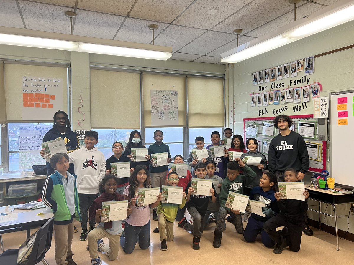 CrossHill_YPS's tweet photo. The Junior Achievement Program from Roosevelt High School Early College Studies came to CHA to work with our 3rd-5th grade students ! We had a great day learning ! #earlystudies https://t.co/127tkkH3ic