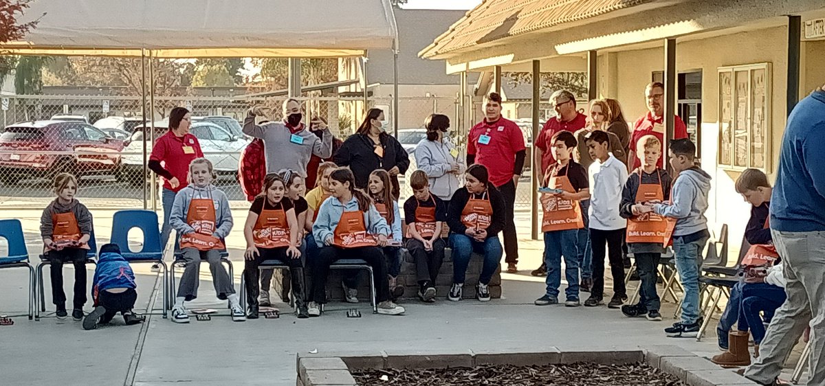 Erica76408629's tweet photo. Tulare Home Depot's kids workshop today. https://t.co/byRAfC29pS