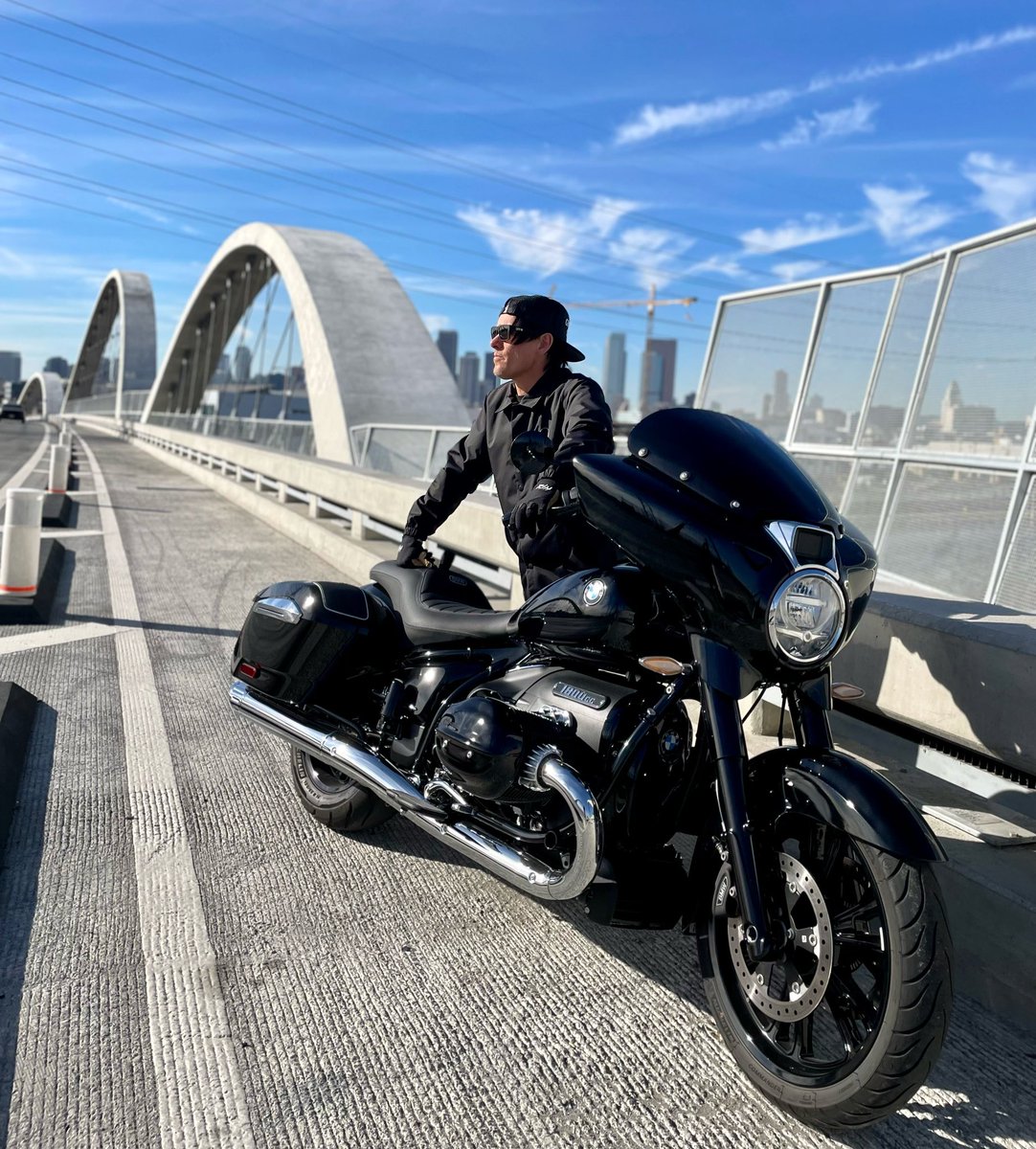 CodyJonesMusic's tweet photo. blacked out in the city of angels ๐ค #bmwr18partner #bmwmotorradusa #soulfuel @BMWMotorradUSA https://t.co/NMTPyuyKSg