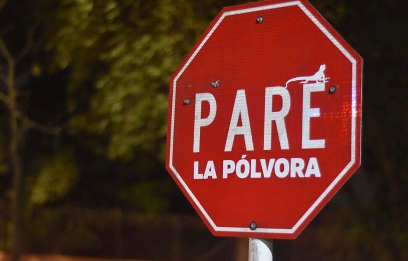 RedPepperAgency's tweet photo. #PARELaPólvora Realizamos intervención de Street Marketing para llamar la atención en Medellín sobre el daño que la pólvora causa en los animales. Impulsamos @lahuellaton que en diciembre es la protesta pacífica de los animales en contra de pólvora. #UnusualButReal https://t.co/RfZ8RTcCV4
