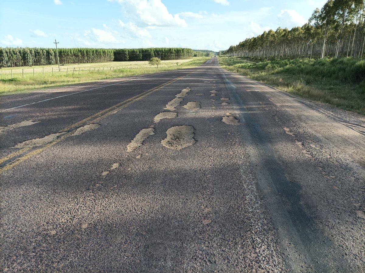 HortaPablo's tweet photo. Ruta 7 al norte de Cerro Colorado km 150 km aproximadamente. Hay 10 km que son una trampa. Meses lleva en ese estado. @mtopuy @JLFalero @LuisLacallePou https://t.co/Tafk6YLU5g