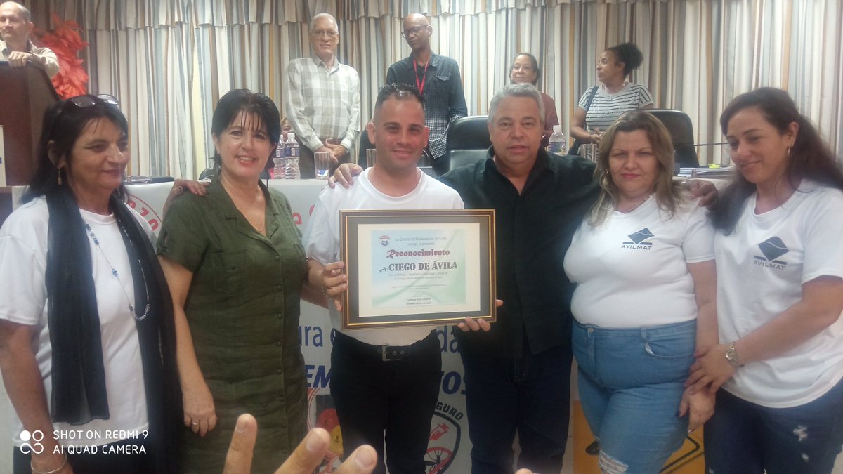 ArletyBarazal's tweet photo. En la clausura de la Jornada de Seguridad y Salud en el Trabajo,@UlisesGuilarte y @MartaEFeito  reconocen a la  @CubaCentral en Ciego de Ávila. https://t.co/pOY9tLl3ne