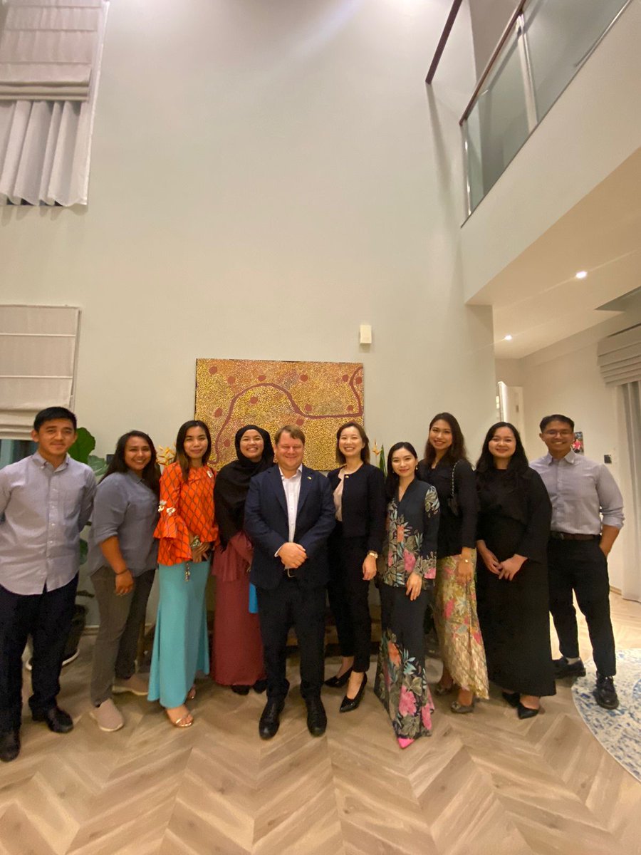 Pleasure to host a dinner for 🇧🇳 recipients of #Aus4ASEAN Scholarships under the @ASEAN-Australia Comprehensive Strategic Partnership. 10 Bruneians will depart shortly for 🇦🇺's world-class universities to study in fields that will advance the ASEAN Outlook on the #IndoPacific.
