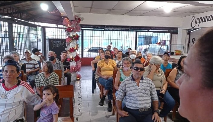 Mvto1roDeMayo's tweet photo. #30Nov22 Hoy asamblea, sector #LaManga, Pquia #SanSimon llevando la información de la Plataforma Unitaria sobre las #Primarias todos unidos como Defensores de la Democracia @DxDVenezuela
Por CES Luis A. Díaz, Cheo Gascón, Dhuida Millan y el Sec de Org Pquial Carlos Velásquez https://t.co/Zys6ScnRag