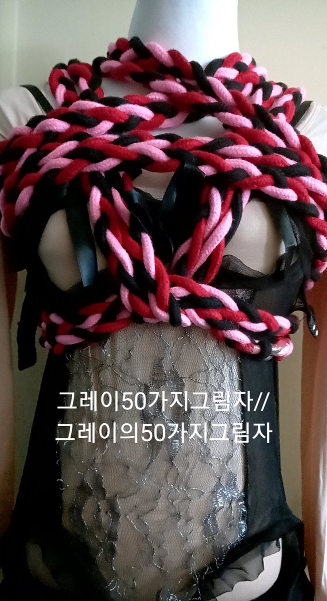 gray50shadows2's tweet photo. 본디지 연습

핑��, 레드, 블랙 ~
3색 로프로 꽈베기 로프 만들어서 
별, 귀갑 본디지 해봤어요~ 

두꺼워서 귀갑이 더 이쁘네요 ㅎㅎ https://t.co/ywVrG5RyLu
