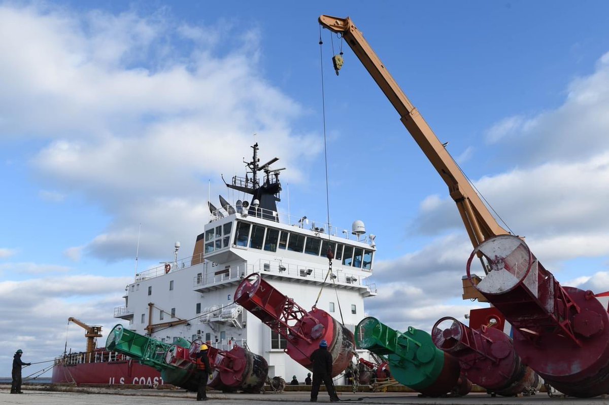 USCGGreatLakes's tweet photo. Today, the #USCG Cutter Mackinaw (WLBB 30) crew moored in #Milwaukee to offload the buoys they pulled in support of #OperationFallRetrieve on #LakeMichigan.

Next stop, #Chicago!
#ChristmasTreeShip #ATON #GreatLakes https://t.co/gyvpPUQwOO