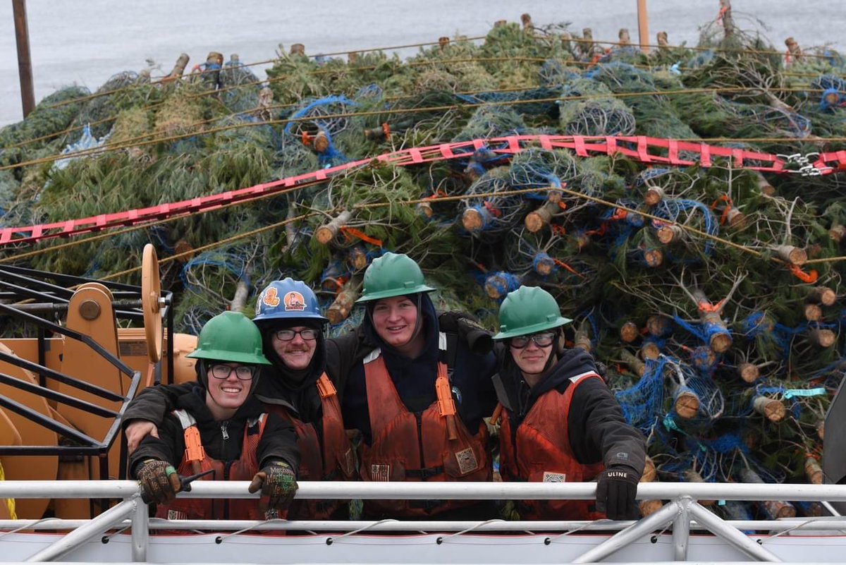 USCGGreatLakes's tweet photo. Today, the #USCG Cutter Mackinaw (WLBB 30) crew moored in #Milwaukee to offload the buoys they pulled in support of #OperationFallRetrieve on #LakeMichigan.

Next stop, #Chicago!
#ChristmasTreeShip #ATON #GreatLakes https://t.co/gyvpPUQwOO