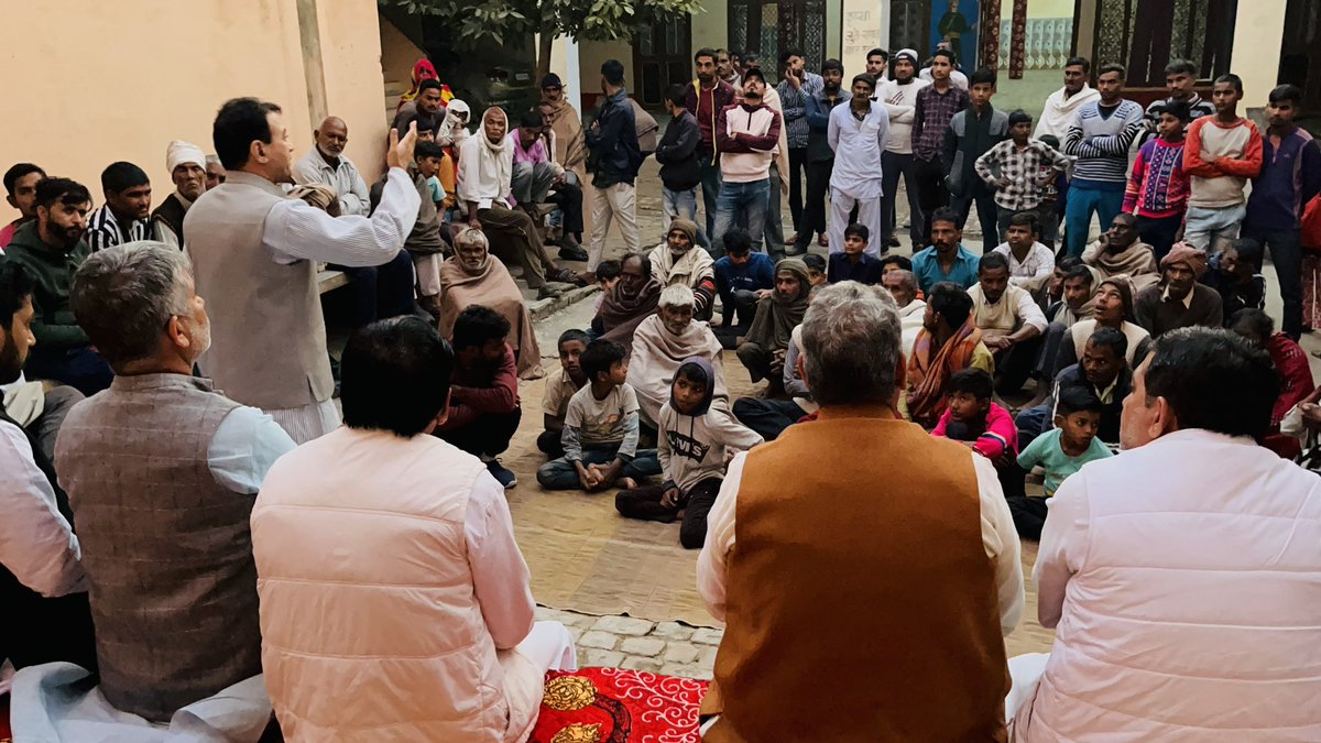 Yograj_sngh's tweet photo. मुज़फ़्फ़रनगर 
ग्राम #भूपखेडी में दलित बस्ती में पंचायत कर गठबंधन प्रत्याशी Madan Bhaiya को वोट देने की अपील ! 

माननीय Parsanna Chaudhary विधायक शामली ,रमेश काकडा व अन्य जनसम्पर्क मे रहे साथ !

#विधानसभा_उपचुनाव_खतौली https://t.co/TO3JSg4SEU