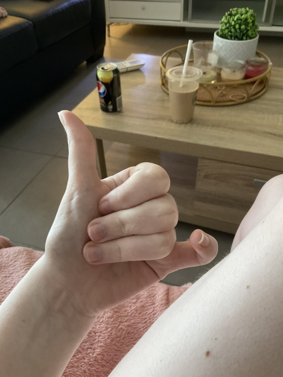 Zixith's tweet photo. @iiRogueKing I return you with the British thumbs up ( ˊ̱˂˃ˋ̱ ) https://t.co/JWSWoUBDra