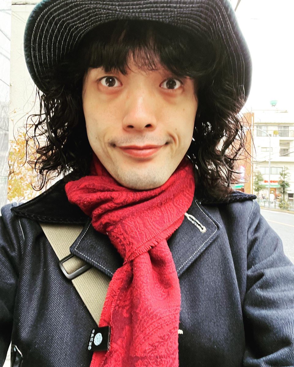 Angus_Ogawa's tweet photo. おはようございます。今日はウルトラ寒いですね〜。体調お気をつけてあそばせ...！今シーズンもやって参りました、コートの季節。マイブームのオーバーオールと組み合わせ♪ハード過ぎず、キュート過ぎずに。
#eightg #chippewa #enginnerboots #組み合わせは無限大 https://t.co/YrF2VfIYXm
