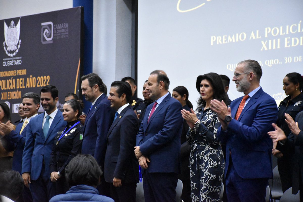SEDESUQro's tweet photo. Entrega del Premio al Policía del Año #PREPOL2022, un reconocimiento creado por la iniciativa privada para destacar el trabajo de los elementos de seguridad en el estado. Muchas felicidades a los galardonados esta noche. @CanacoQro https://t.co/Kd9jC9e5wl