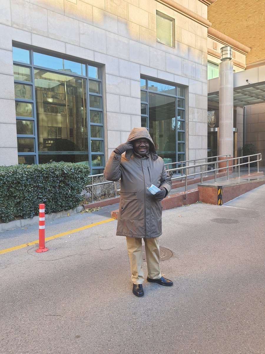 MogundeI's tweet photo. Majira ya Winter, baridi kali kuliko kipupwe cha kericho. Unapovaa,unaanza na vest,shati, sweta, koti halafu hili surupwenye!
Chini, kabla ya trouser ,wacha tu, sisemi kitu. https://t.co/hminWp520O
