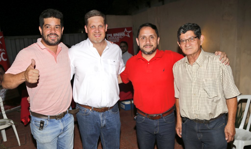 Nataliciochase1's tweet photo. Junto con nuestro seguro Pdte. de la Secc. 37 de Capital, Plinio Frutos, participamos de una amena reunión con vecinos y correligionarios para hablar de la Lista 3 del auténtico coloradismo.

#NatalicioChaseSenador
Lista 3 Opción 16
#ArnoldoWiensPresidente
#MaritoPresidenteANR https://t.co/EfzE93yF44