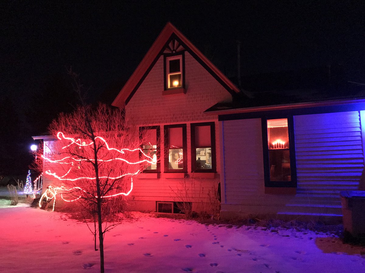 gemcitykittys's tweet photo. #CatsOfTwitter #CatsOfWyoming
Can you spot the kitten?🐈⬛
(Hints: She’s not hiding & she’s not cold)😸
Taking Christmas-light pics of our house this evening to send to family & friends… got more than we realized at the time.🎄 https://t.co/7zME18xgVh