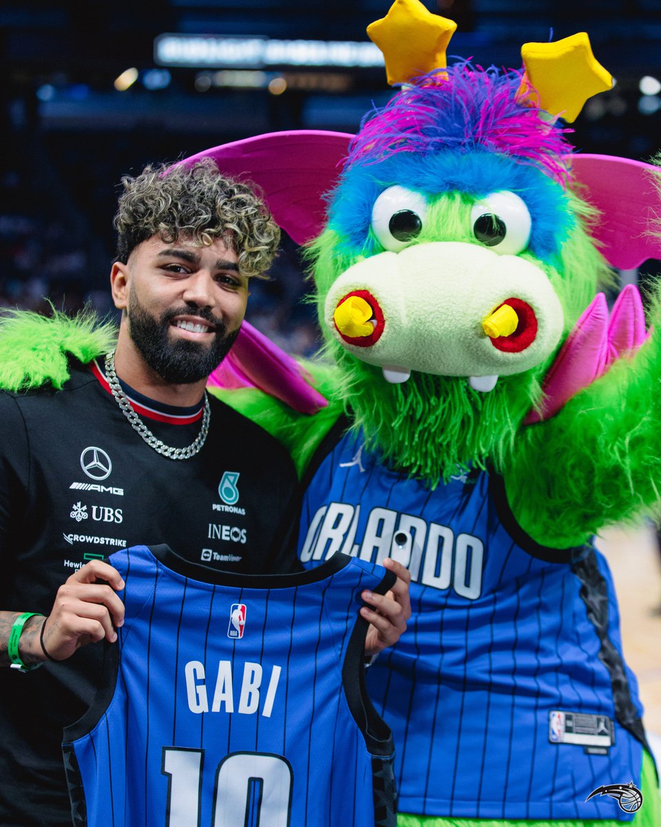 flazoeiro_'s tweet photo. Gabigol recebendo a camisa do Orlando Magic!🔴⚫️🇺🇸

Tá com pouca moral o nosso Gabi. 

📸: @br_orlandomagic https://t.co/hzMEkfg5uu