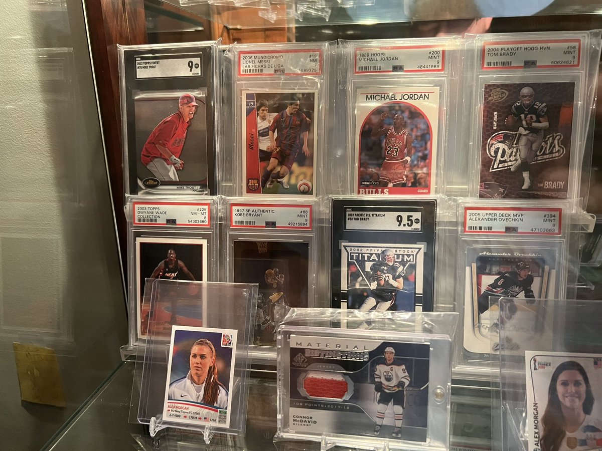 ShamrockCards's tweet photo. Starting to redo my card case now that I got some @SlabShelf stands to help display my cards. https://t.co/iLzPYtiURX