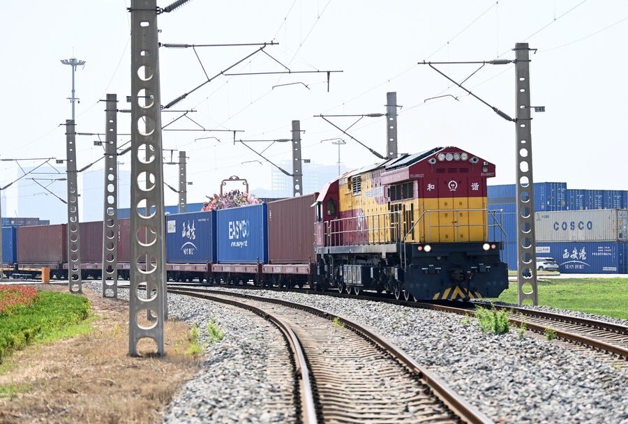 BeijingReview's tweet photo. The number of China-Europe #FreighTrain trips has increased rapidly in recent years, helping stabilize the international #supplychain.
https://t.co/QwmzQMmX74 https://t.co/fwZBZWM1Xq