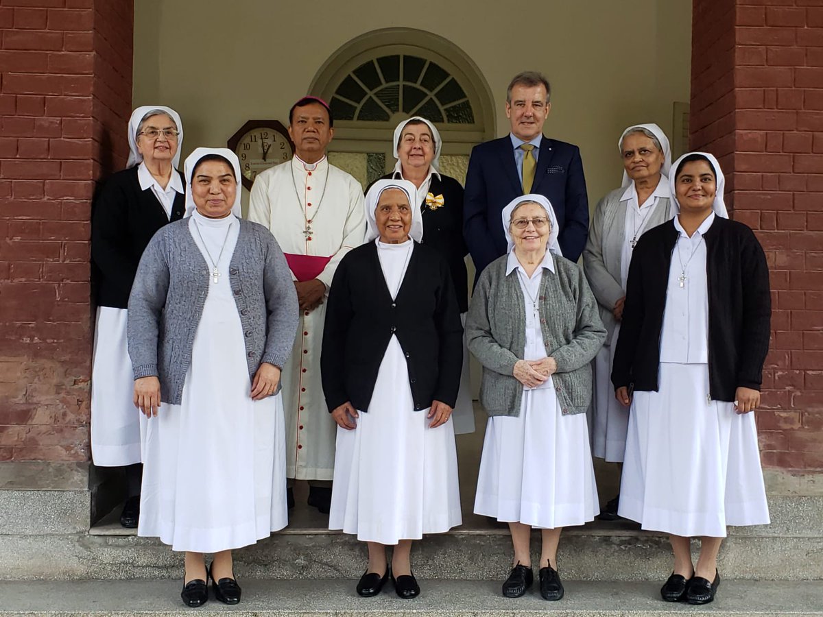 SpaininPakistan's tweet photo. El embajador de España ha impuesto la Cruz de Oficial de la Orden de Isabel la Católica a la hermana Pilar Vila San Juan, de la Congregación de Religiosas de Jesús-María, en reconocimiento a la extraordinaria labor que ha llevado a cabo durante veinticinco años en Pakistán. https://t.co/3yqoUT1Gsq