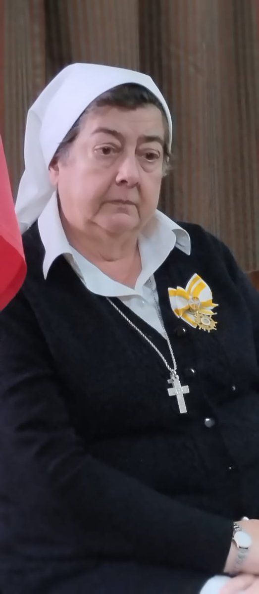 SpaininPakistan's tweet photo. El embajador de España ha impuesto la Cruz de Oficial de la Orden de Isabel la Católica a la hermana Pilar Vila San Juan, de la Congregación de Religiosas de Jesús-María, en reconocimiento a la extraordinaria labor que ha llevado a cabo durante veinticinco años en Pakistán. https://t.co/3yqoUT1Gsq