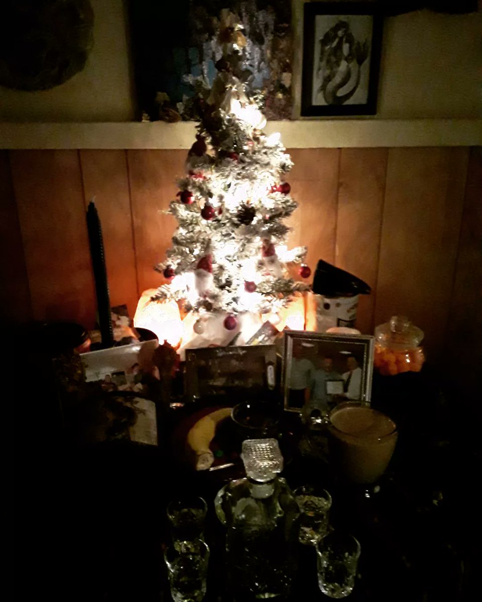 JBellehaven's tweet image. Both the family and ancestral Yule Trees are up. Letters to the Holly King have been written and sent off. 

#yule #yuletree #ancestralaltar #paganism #yuletide #hollyking #bellehavenfamily #bellehavenfamilytradition #jbellehaven #witchcraft