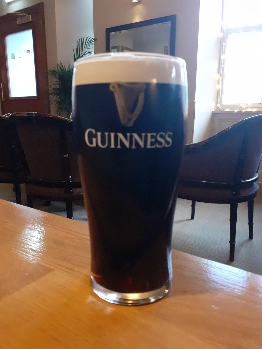 Spare half hour in #ColintonVillage #Edinburgh yesterday afternoon so quick visit to #ColintonInn for this beauty in a glass.Looked so good seemed a shame to disturb it,by drinking it.Tasted great as well 😋
@GuinnessGB