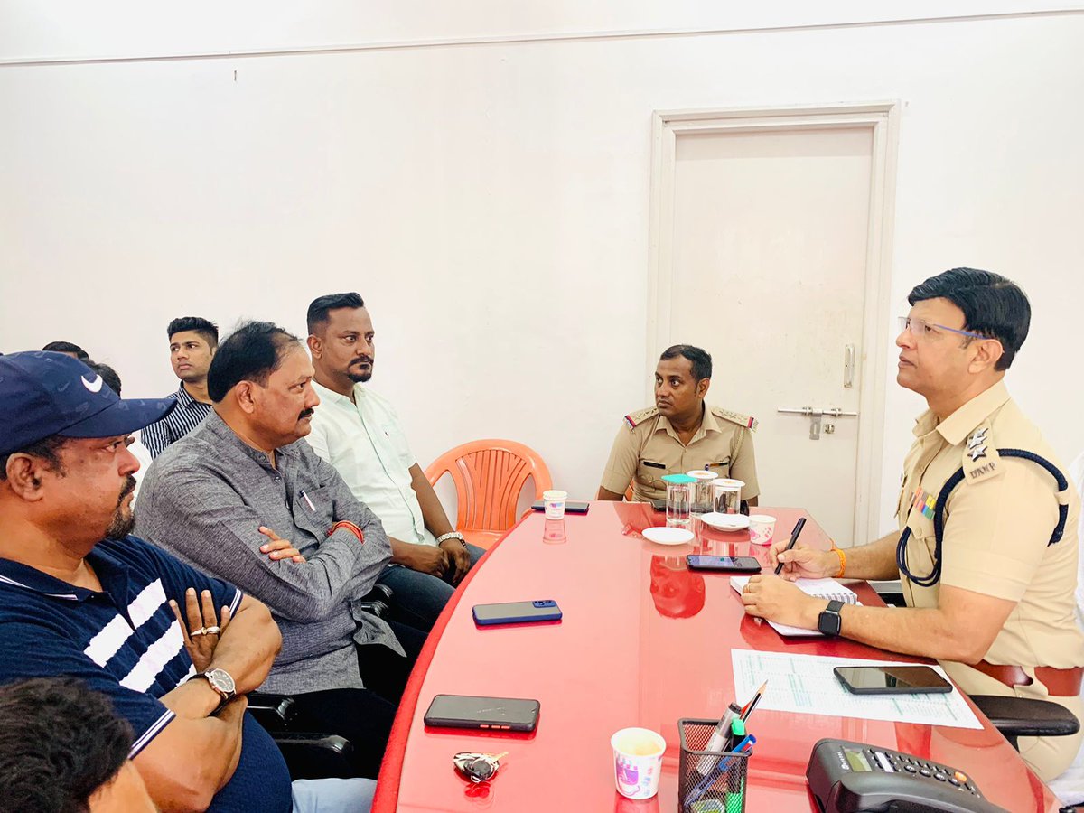 A meeting was called today by @ANTrafficPolice to discuss on various issues related to regulation of traffic in #portblair city.

AATO President <a href="/MVinodbjp/">M . Vinod</a> appraised Dy SP Traffic <a href="/AndamanPolice/">Andaman & Nicobar Police</a> @AjayKum75440433 of the concerns of tour operators &amp; vehicle owners.