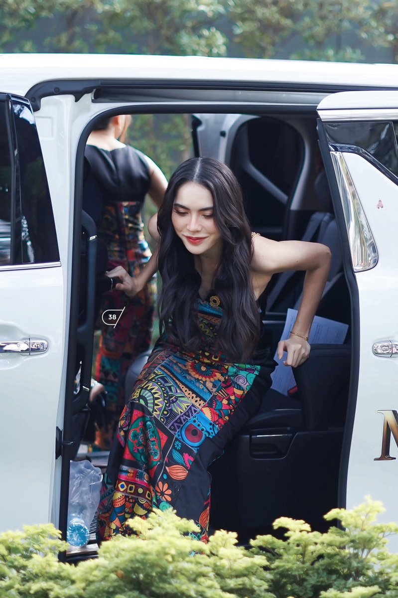 everythngwbcl_a's tweet photo. องค์หญิงเสด็จแล้ว 😳😳😳😳😳

 #LivingLifeasanArtxENGLOT
#ชาล็อตออสติน #CharlotteAustin
#SmileyofCharlotte @itscharlotty https://t.co/VWaVPuzUES