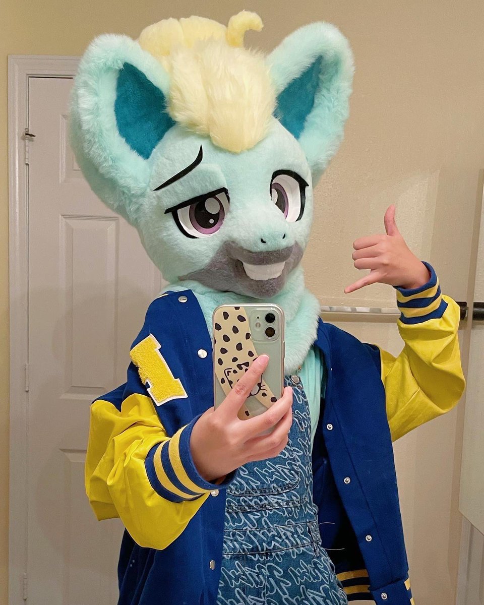 limeythecheetah's tweet photo. “Hey Rainbows, I was just thinking about you~”
🤣this time I made Zephyr Breeze! It took me several days to make his hair bun and it turned out to be great!
I’ll be taking him to MFF. Please come saying hi if you see us!💜

#fursuit #brony #fursuitmaker #mylittlepony #furry #mff https://t.co/vTndZWt6D4