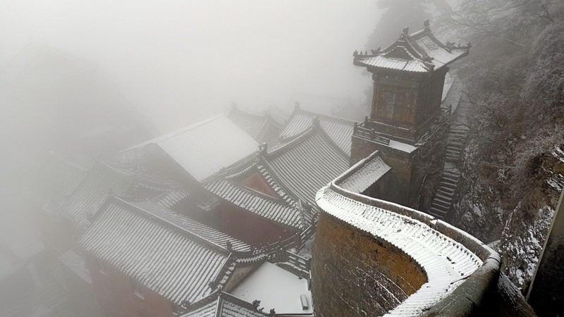 XinhuaChinese's tweet photo. 11月30日，位于湖北省十堰市的武当山开启降雪天气，海拔较高的金顶出现大面积雾凇美景。 https://t.co/3NAWpZbe7k