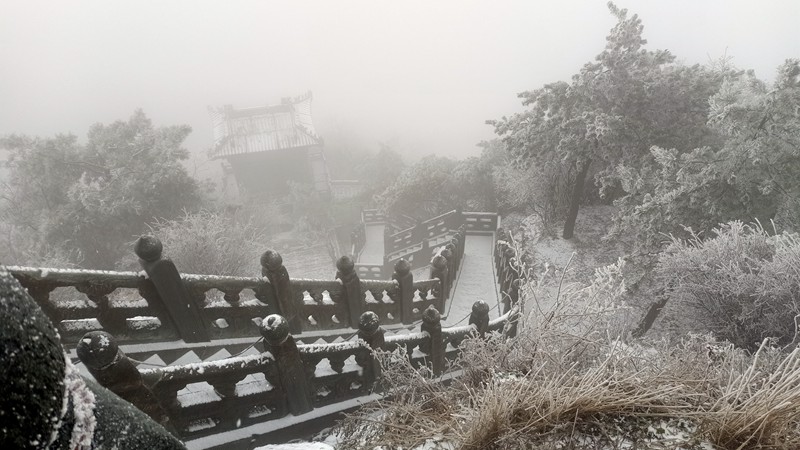 XinhuaChinese's tweet photo. 11月30日，位于湖北省十堰市的武当山开启降雪天气，海拔较高的金顶出现大面积雾凇美景。 https://t.co/3NAWpZbe7k