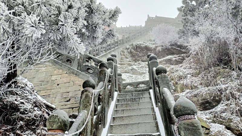 XinhuaChinese's tweet photo. 11月30日，位于湖北省十堰市的武当山开启降雪天气，海拔较高的金顶出现大面积雾凇美景。 https://t.co/3NAWpZbe7k