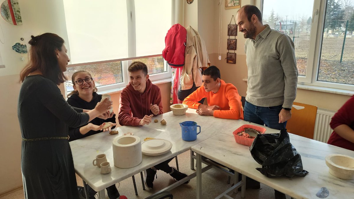 EskisehirMem's tweet photo. "Gönül Bağı" projesi kapsamında Toki Şehit İkram Cirit Anadolu Lisesi öğrencileri, Türkiye Yardım Sevenler Derneği Suzan Gürcanlı Özel Eğitim İş Uygulama Merkezini ziyaret ederek özel gereksinimli öğrencilerimiz ile çalışmalar gerçekleştirdiler.

@tcmeb @eskvaliligi @pervin_tore https://t.co/IYT5Mzwz4I