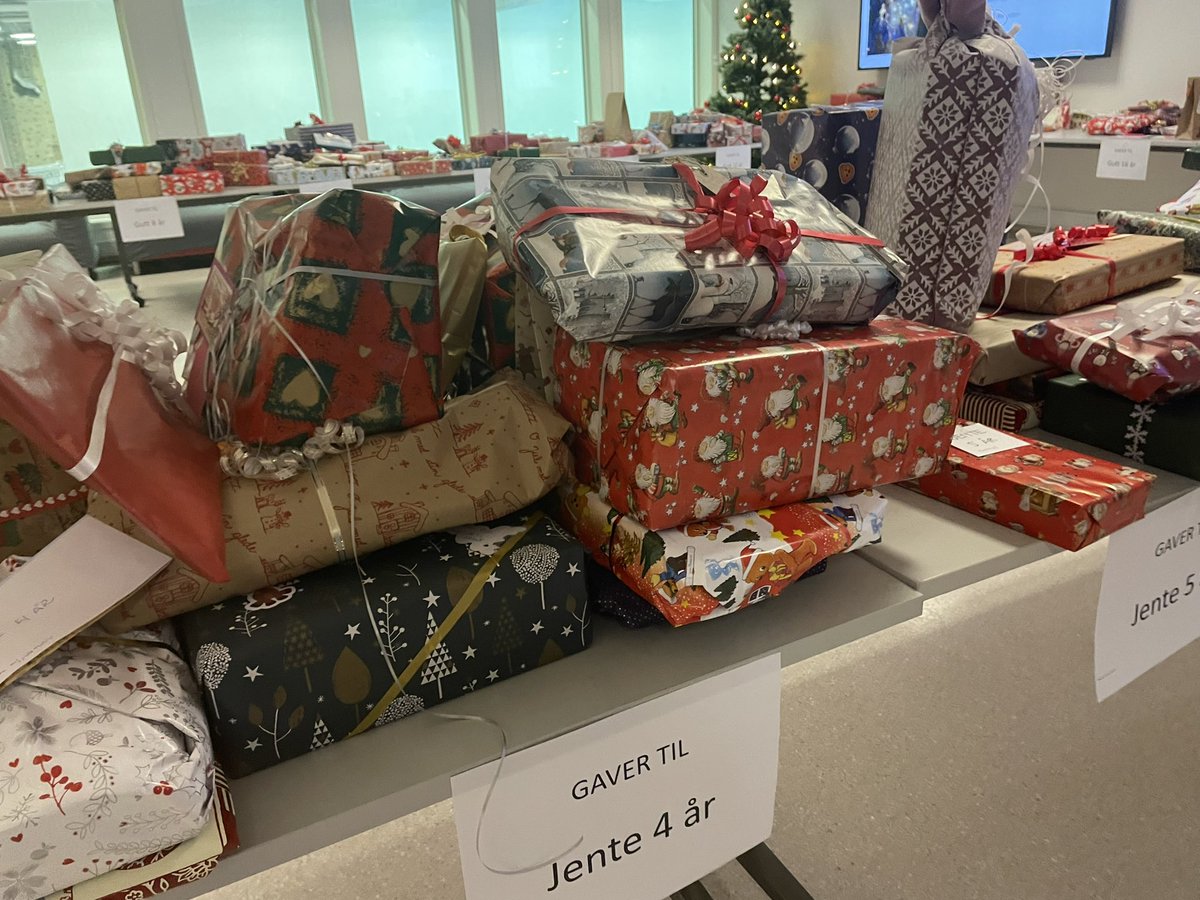 Små og store innbyggere gir julegaver. Trøstesløst trist, og klump i halsen, 115 000 barn lever i lavinntektsfamilier i Norge anno 2022 #godjullillevenn