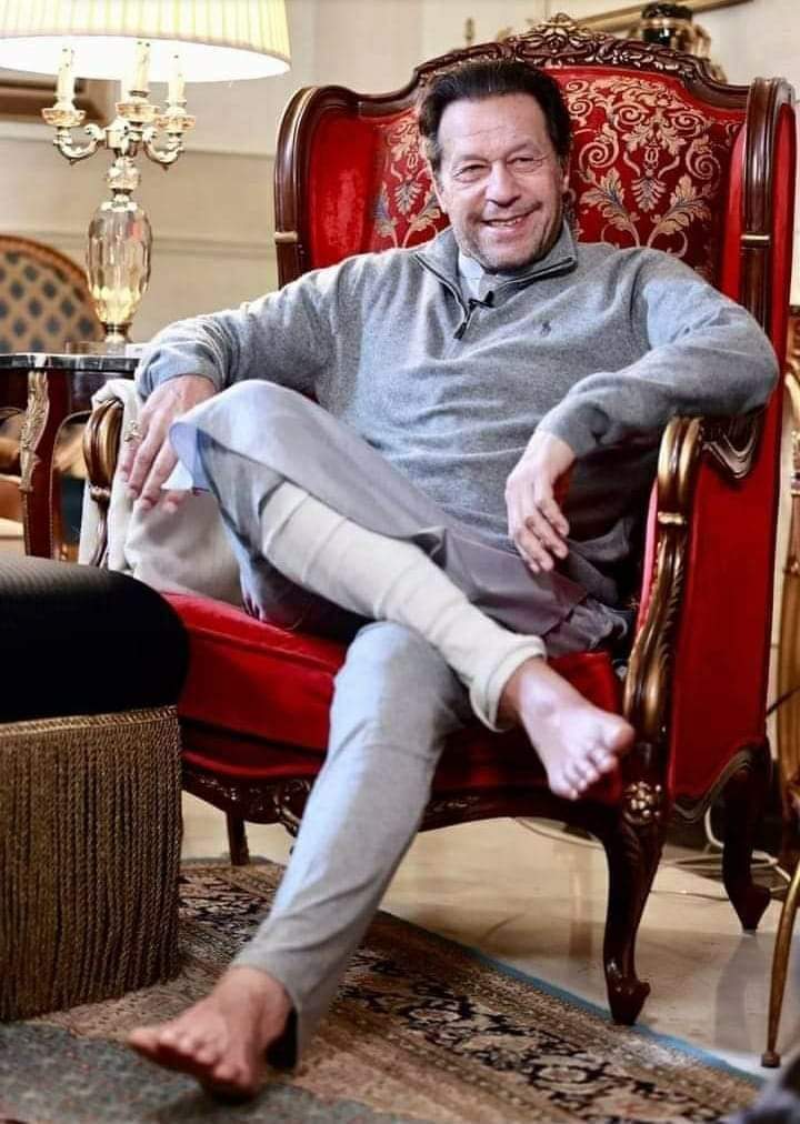 پٹواری کل سے خان کے ٹانگ پے ٹانگ پر ایسے بھونک رہے ہیں جیسے نیچے والی ٹانگ ان کی باجی کی ہے۔ #ShahzadGill202
