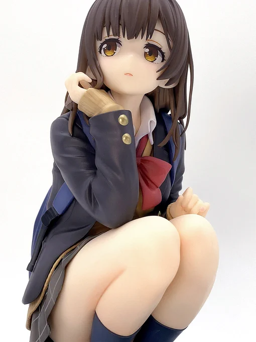 クオリティは中々高で中でも
一番感動したのが今迄のフィギュアより
スカートが薄く成形されており
野暮ったさが顕現している所でしょうか。 