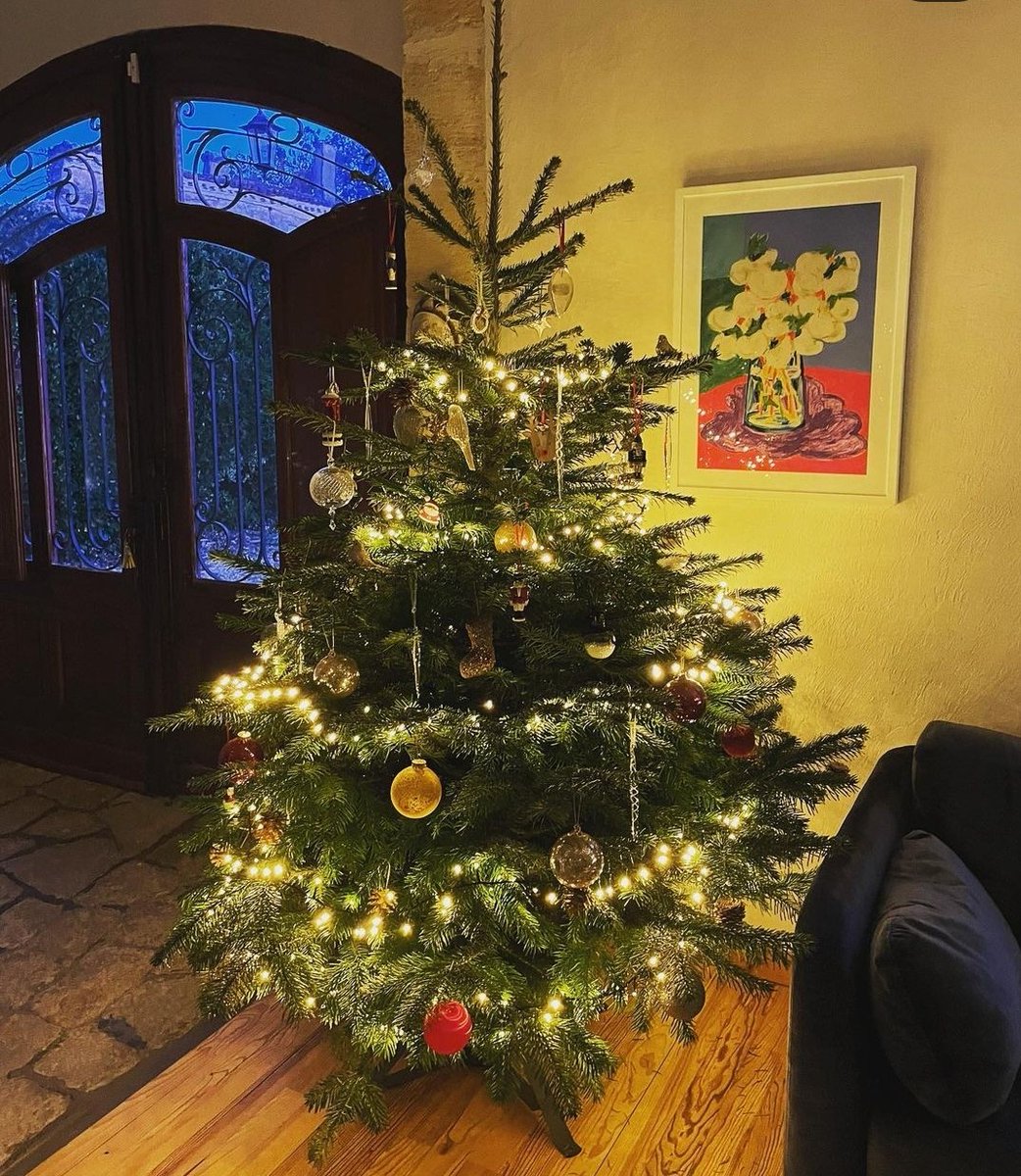 Always happy to see my art in collectors homes 😍#artcollector #home #artist #painter #tamarajare #artwork #christmastree #wallart #artistsontwitter #contemporaryart #artcollectors #collectorsofart #collectingart #fineart #painting #christmas2022